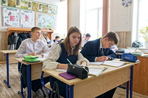 Ученики Курбатовской школы Нижнедевицкого района сели за новые парты 
