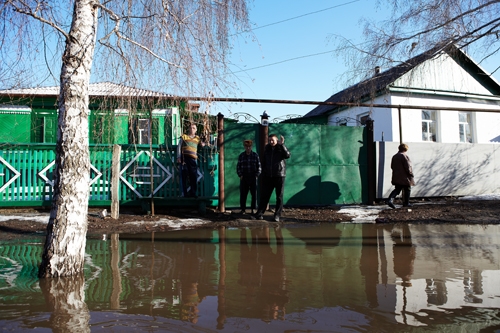 Паводок рамонь. Лушниковка наводнение. Паводок огород. Наводнение в Туве