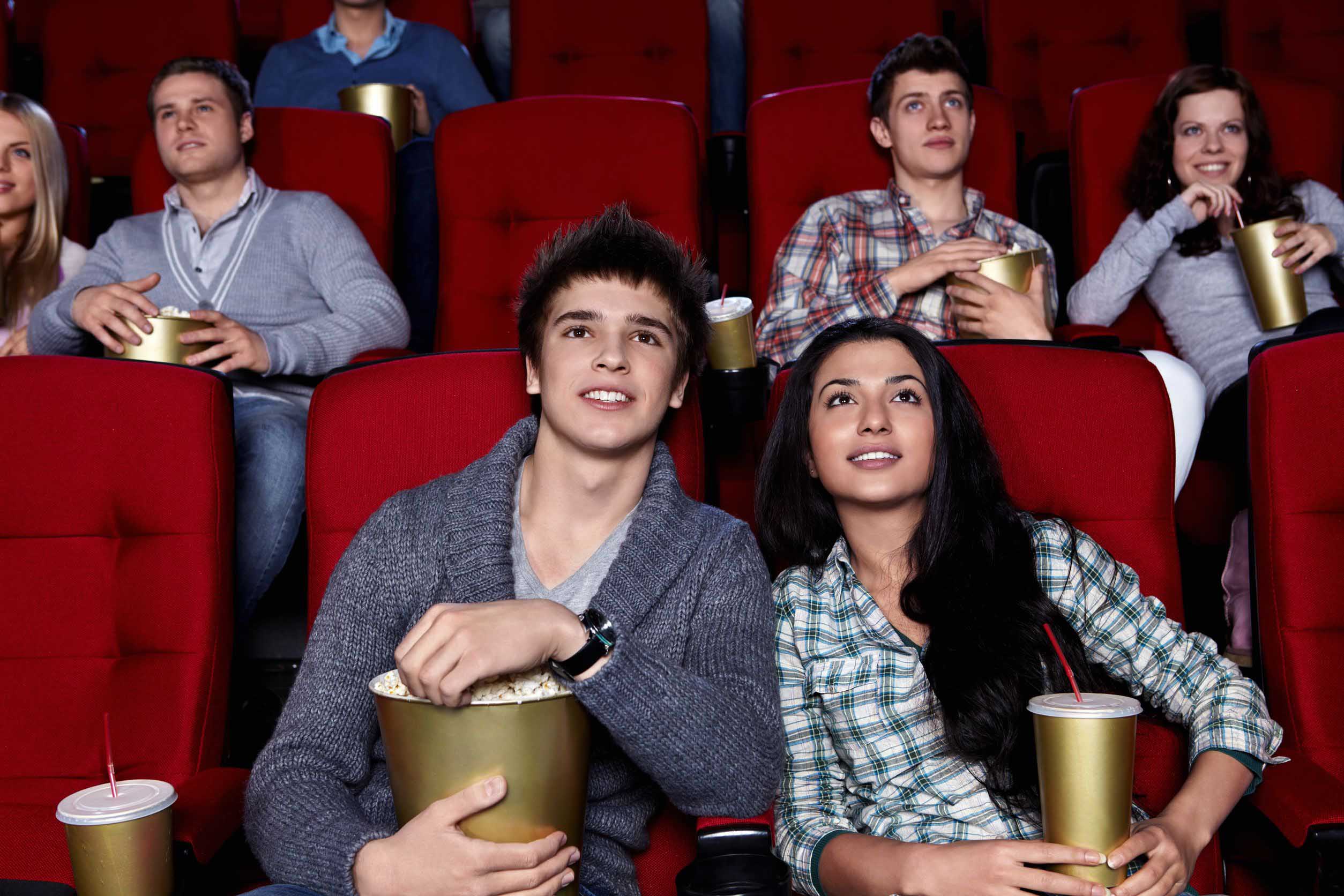 Friends watch a movie. Кинотеатр. Кинотеатр картинки. Люди в кинотеатре. Человек сиит в кинотеатре.