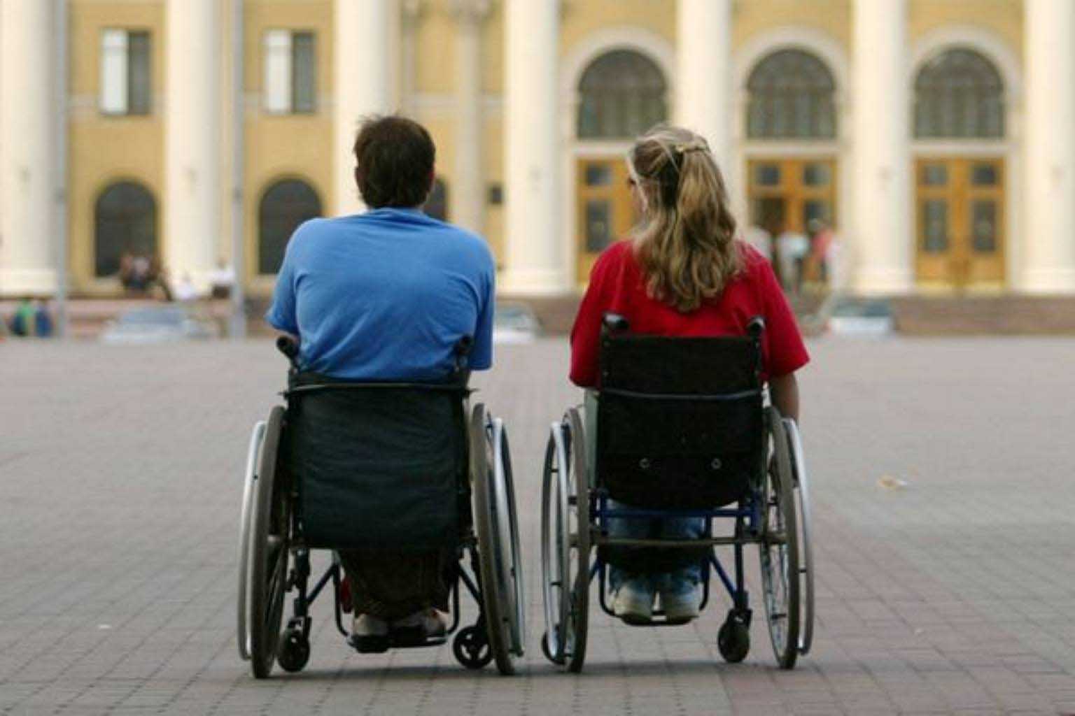Инвалид. Люди с инвалидностью. Инвалиды в России. Люди с ограниченными физическими возможностями. Инвалид и дети инвалиды разница