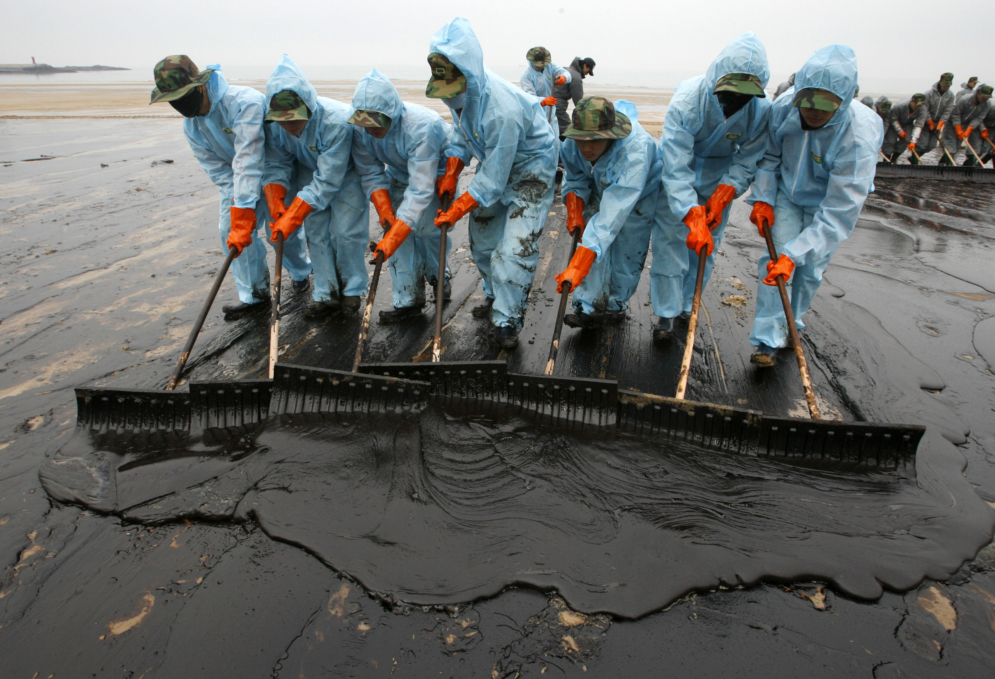 Борьба с загрязнением почвы. Разлив нефти в персидском заливе 1991. Разлив нефти в персидском заливе. Катастрофа персидский залив 1991. Экологическая катастрофа в море разлив нефти.