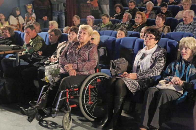 Адрес общество инвалидов. Общество инвалидов. Инвалиды в кинотеатре. Театр инвалидов. Кинотеатр для людей с ограниченными возможностями.