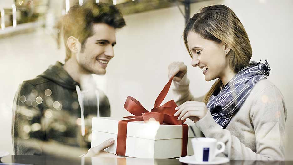 Увидеть сюрприз. Мужчина дарит подарок. Парень дарит девушке подарок. Подарок женщине. Подарок " мужчине".